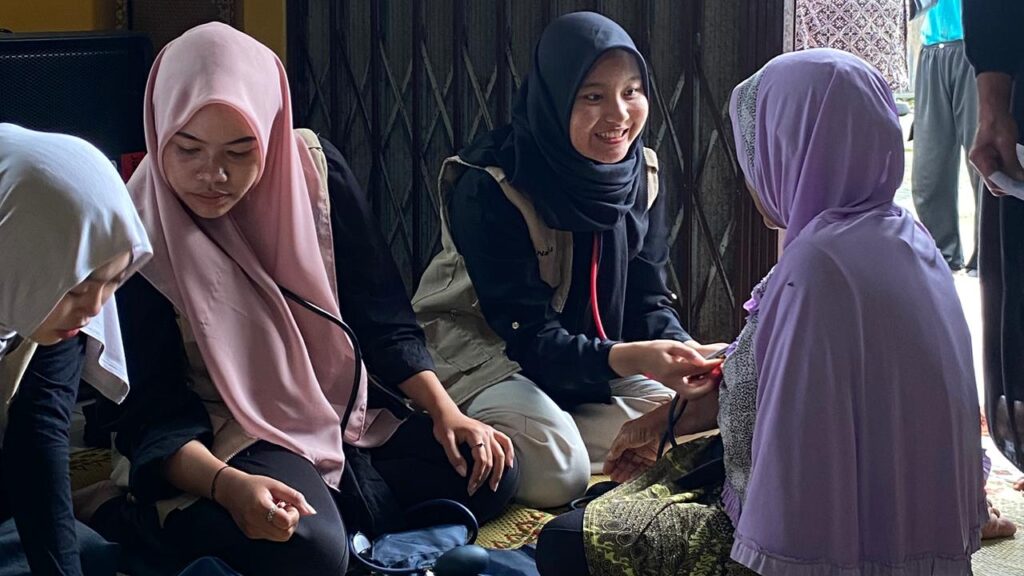 Pengecekan Hipertensi oleh Tim KKNT Kelompok 13 Universitas Alma Ata. (Dok: Pribadi)