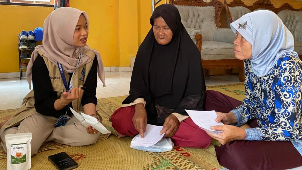 Sosialisasi Kartu Kontrol Hipertensi, Buku Panduan Pencegahan PTM, dan Produk Teh Daun Salam Salera Tea. (Dok: Pribadi)