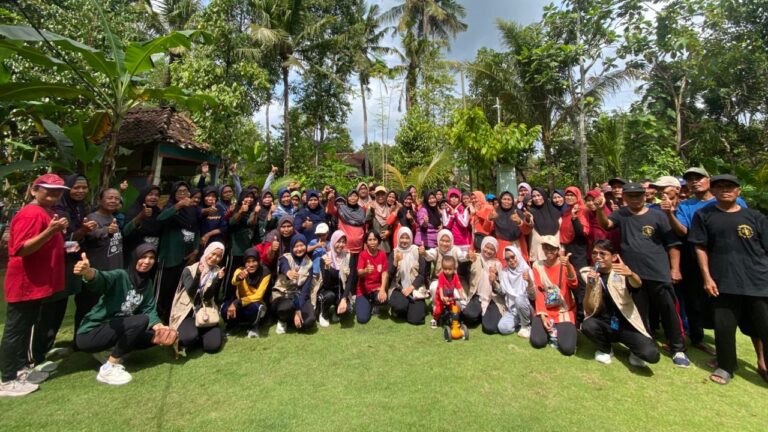 Foto Bersama Peserta Senam Lansia Tempel dengan Mahasiswa KKNT Kelompok 13 Universitas Alma Ata Yogyakarta. (Dok: Pribadi)