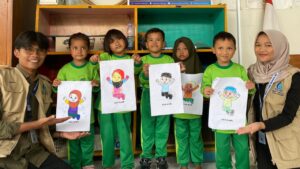Foto bersama anak-anak KB Biduri dengan Mahasiswa KKNT Kelompok 13 Universitas Alma Ata. (Dok: Pribadi)