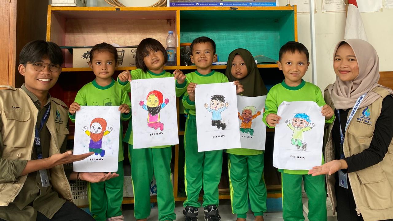 Foto bersama anak-anak KB Biduri dengan Mahasiswa KKNT Kelompok 13 Universitas Alma Ata. (Dok: Pribadi)