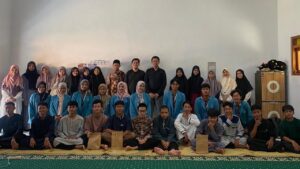 Foto bersama Dewan Guru, Kepala Sekolah, serta siswa-siswi SMA IT Ar Raihan dengan Tim KKNT Kelompok 13 Universitas Alma Ata. (Dok: Pribadi)