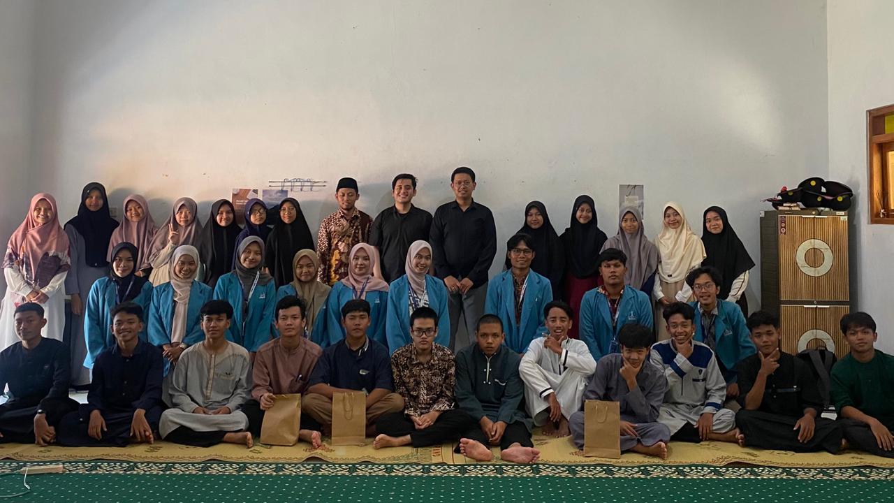 Foto bersama Dewan Guru, Kepala Sekolah, serta siswa-siswi SMA IT Ar Raihan dengan Tim KKNT Kelompok 13 Universitas Alma Ata. (Dok: Pribadi)